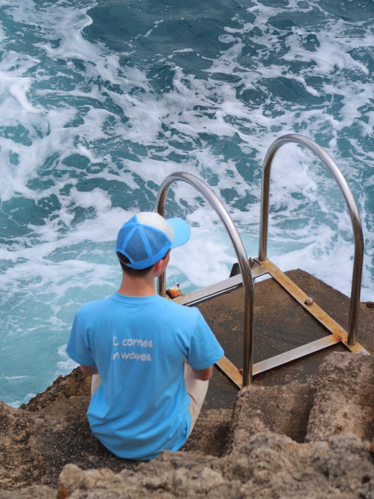 BLUE TEE "IT COMES IN WAVES" (9300493533520)