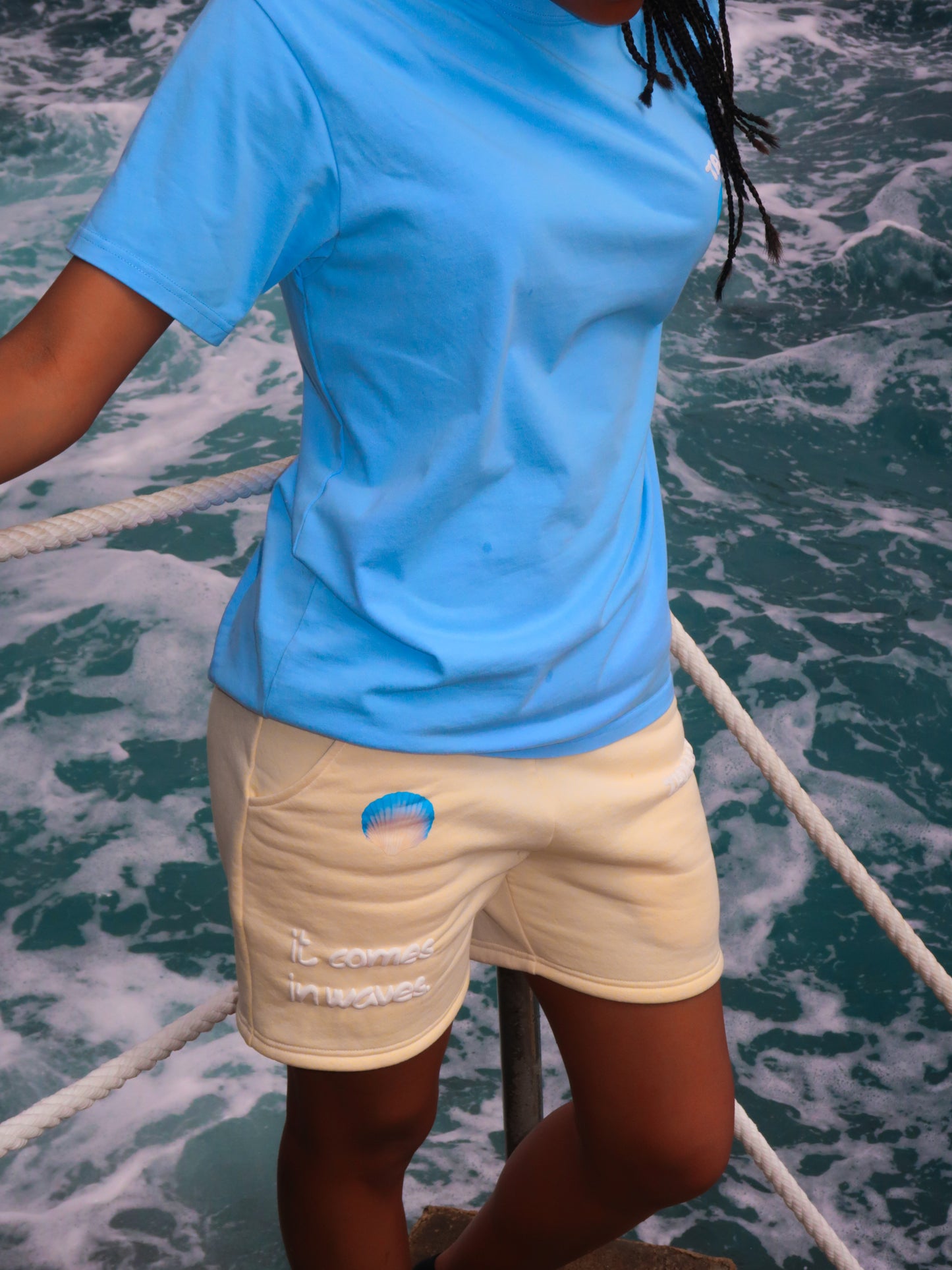 SHORTS "IT COMES IN WAVES" (9300489765200)
