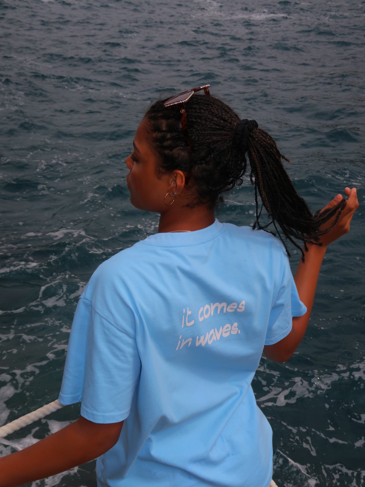 BLUE TEE "IT COMES IN WAVES" (9300493533520)