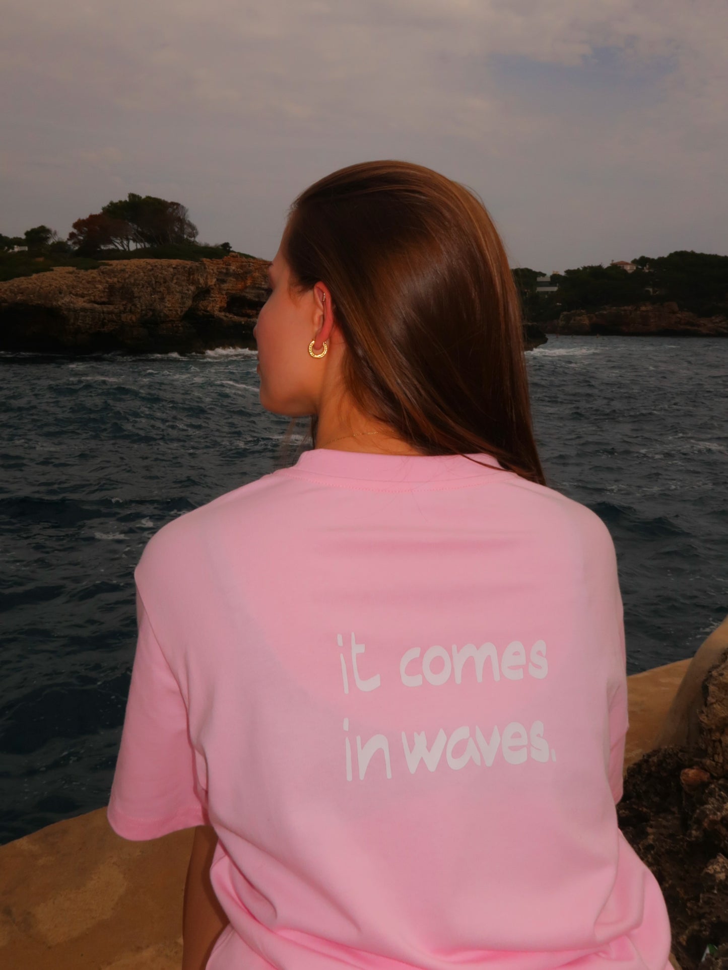 PINK TEE "IT COMES IN WAVES"